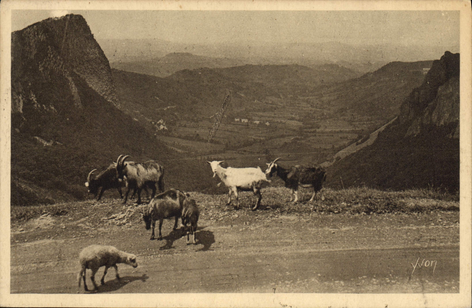 Vallée de la Sioule et les Roches Sanadoire — Environ du Mont-Dore (P.-de-D.) — Les Éditions d'Art Marflier