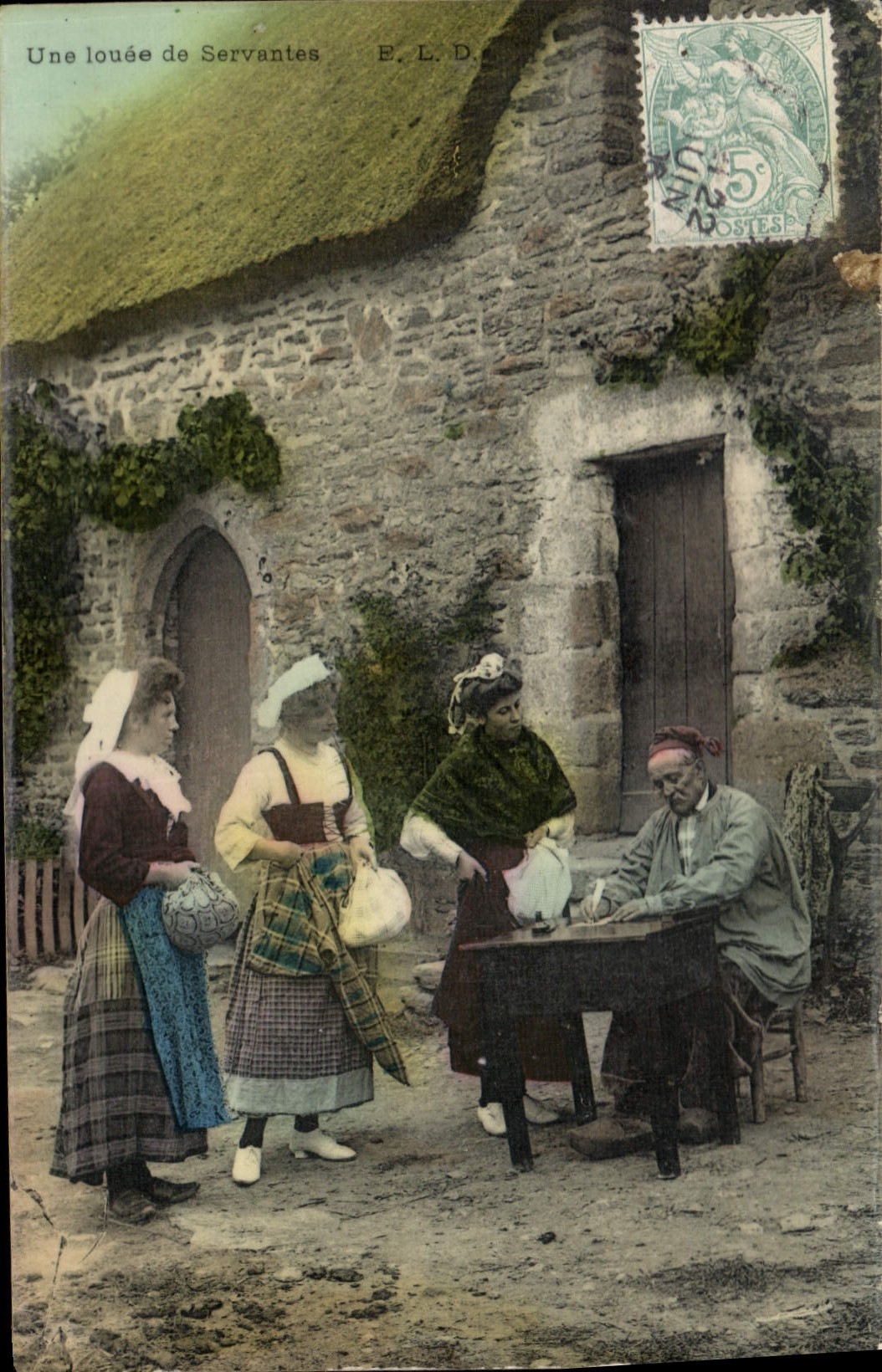 CPA Folklore Une louee de servantes 