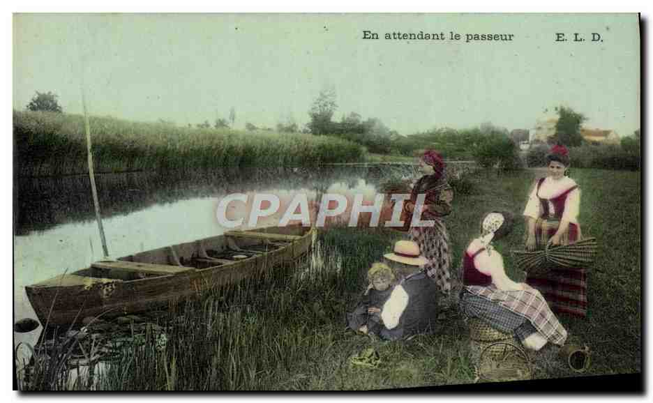 CPA Folklore En attendant le passeur