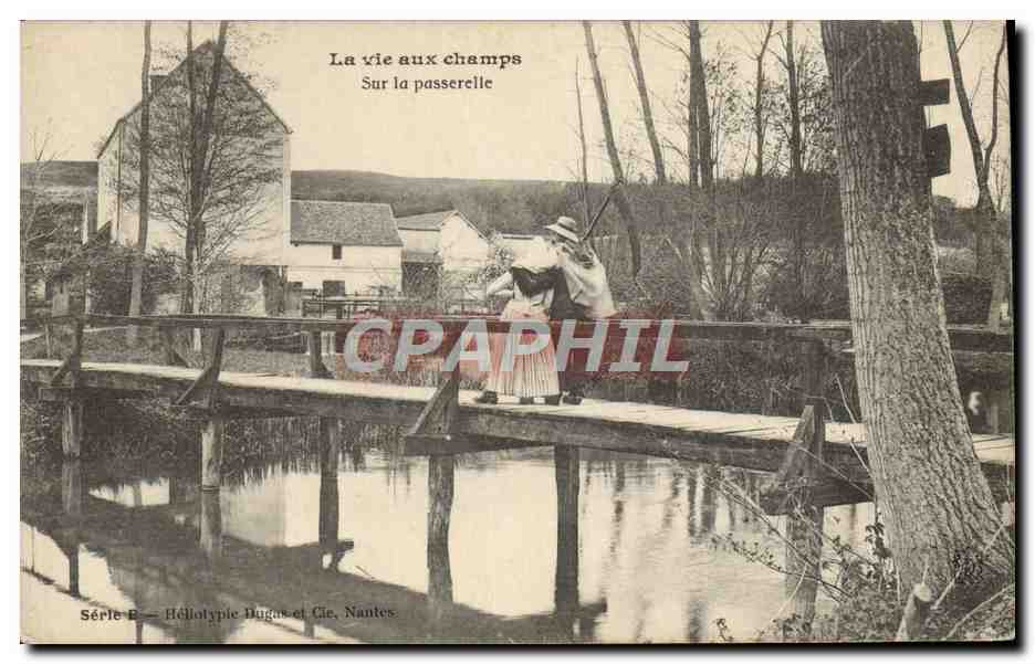 CPA Folklore La vie aux champs Sur la passerelle