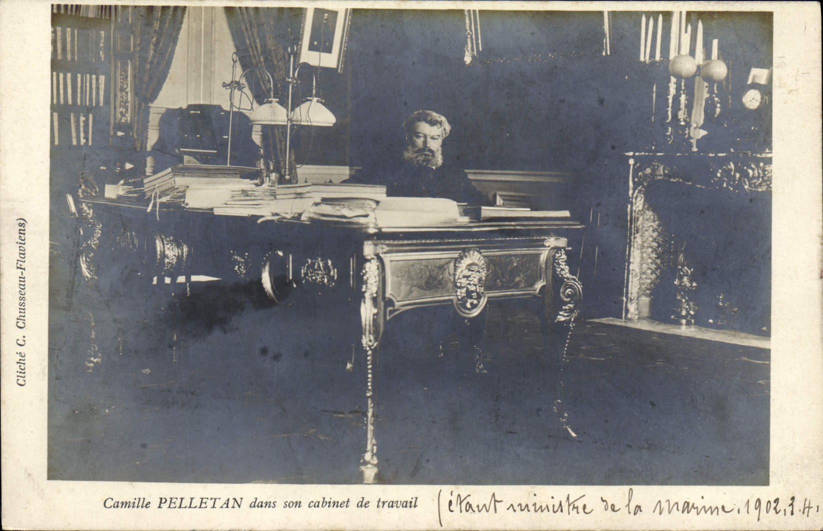 Camille Pelletan — ministre de la Marine — dans son cabinet de travail, 1902