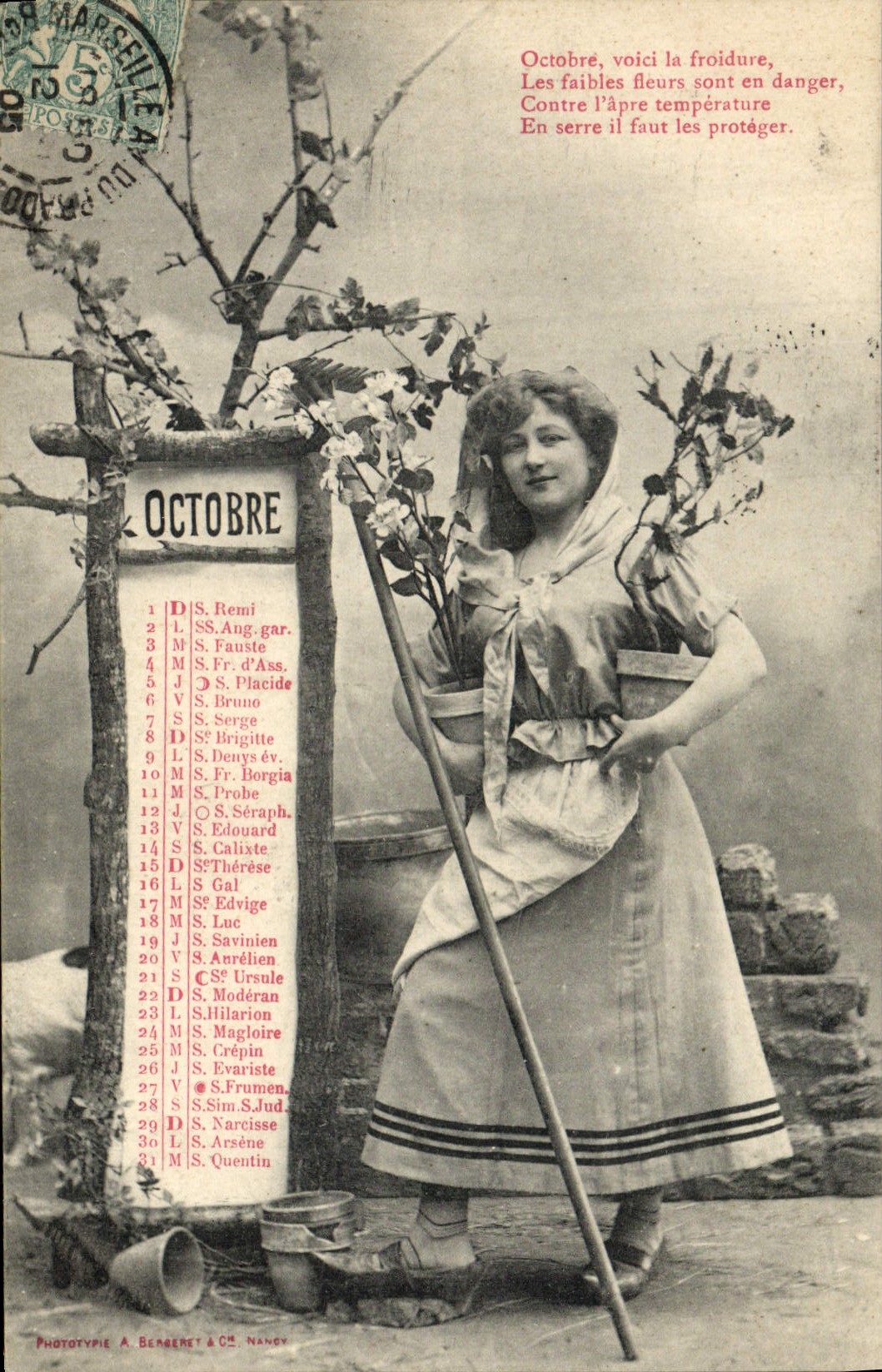 Donna che giardina vicino a un calendario di ottobre — Fototipia A. Bergeret & Cie, Nancy