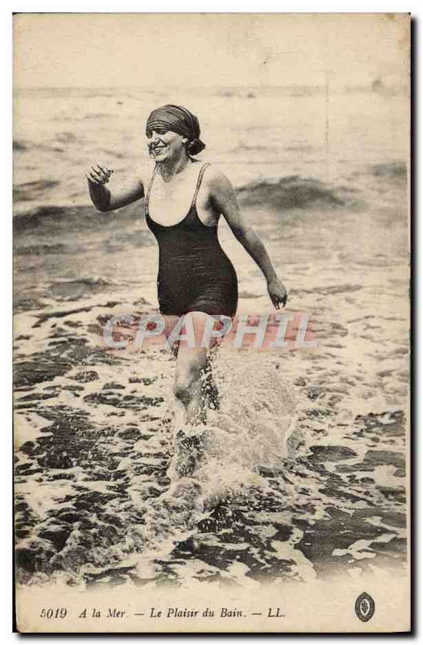 CPA Fantaisie Femme Maillot de Bain Le plaisir du bain 
