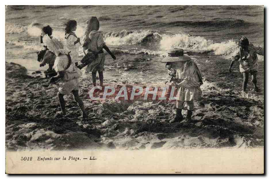 CPA Fantaisie Enfants sur la plage Maillot de Bain 