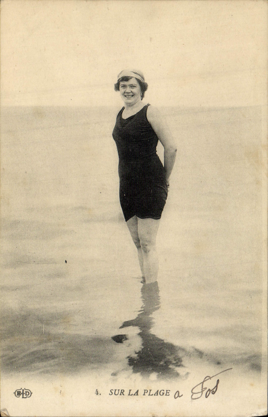 CPA Fantaisie Femme Maillot de Bain Sur la plage 