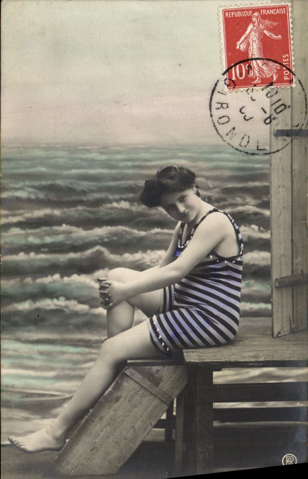 Jeune femme en maillot rayé — plage — éditeur inconnu, n° de série non visible
