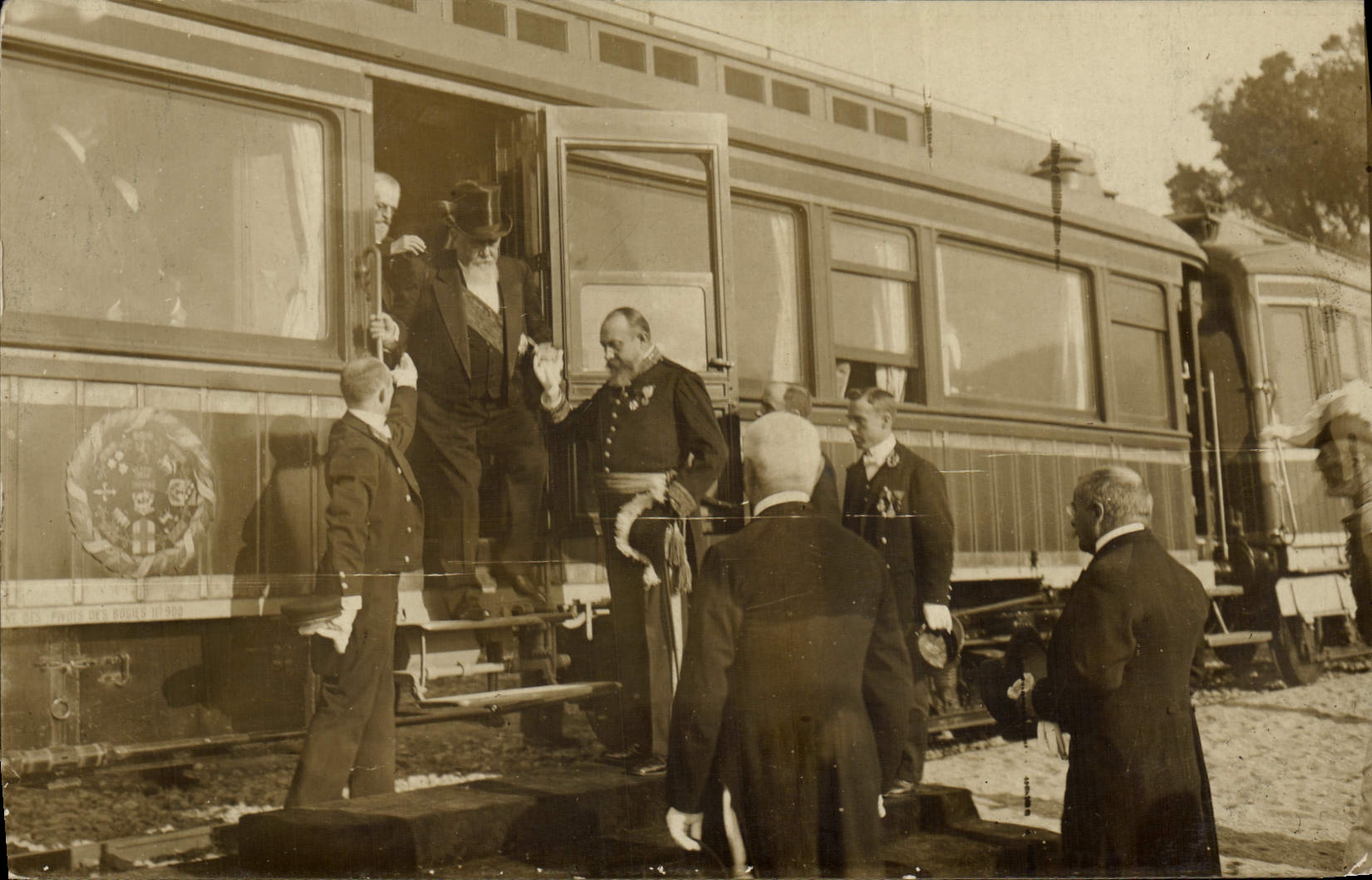 Arrivée d'un personnage en costume militaire à bord d'un train — éditeur inconnu, n° de série non visible