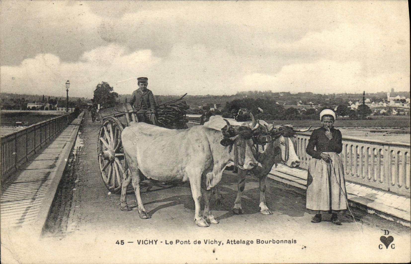 CPA Attelage Vichy Le pont de Vichy Attelage Bourbonnais 