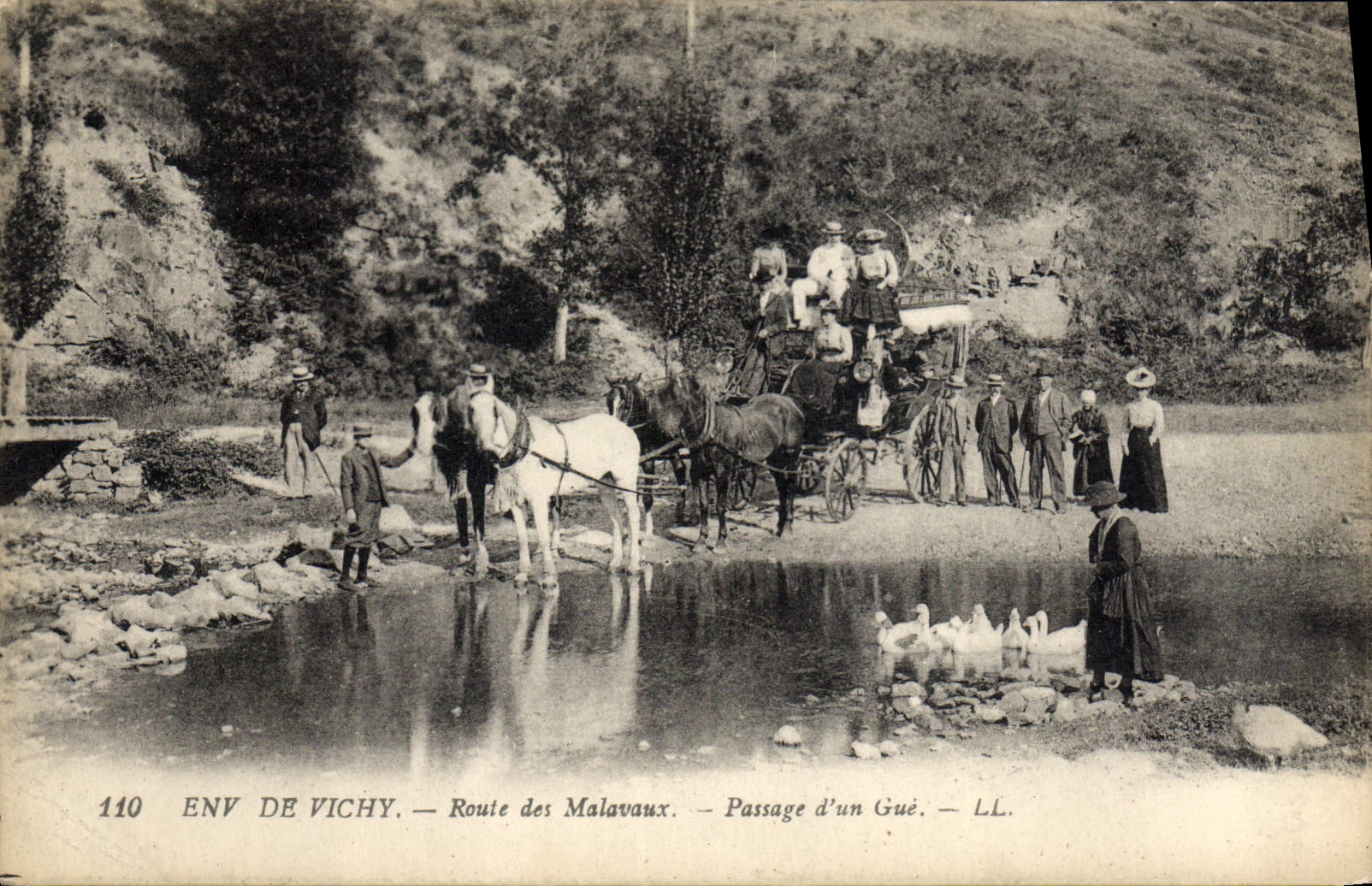 CPA Attelage Environs de Vichy Route de Malevaux Passage d'un gue Chevaux