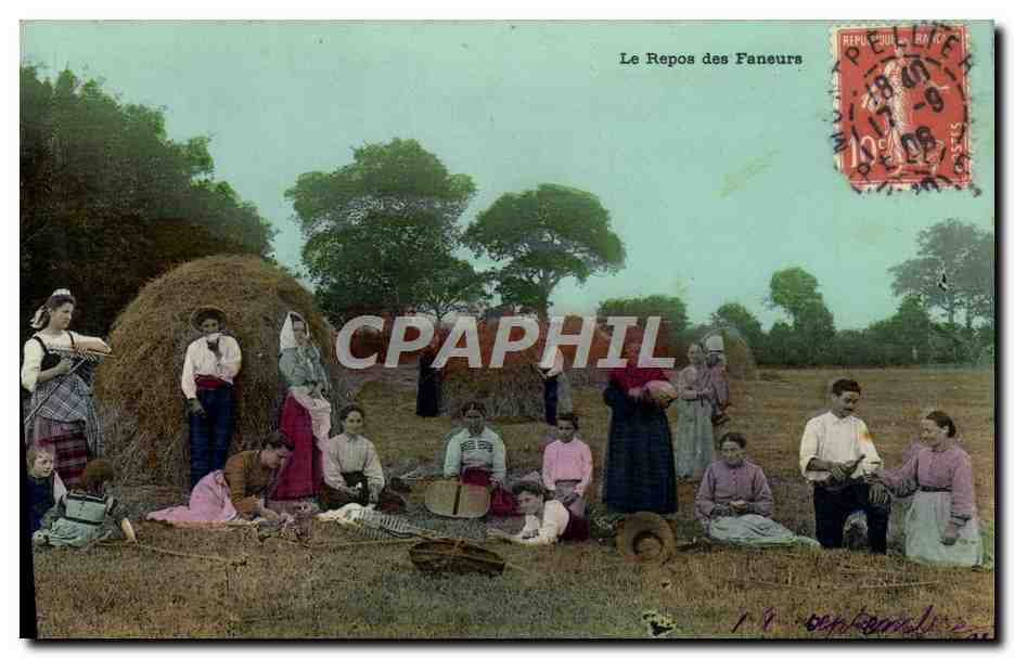 CPA Folklore Le repos des faneurs 