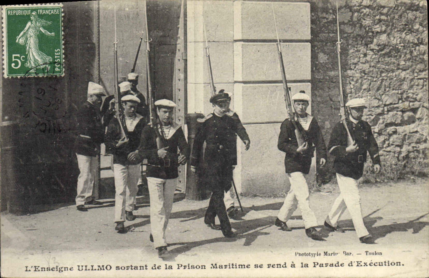 L'Enseigne ULLMO sortant de la Prison Maritime — Toulon — Phototypie Marié