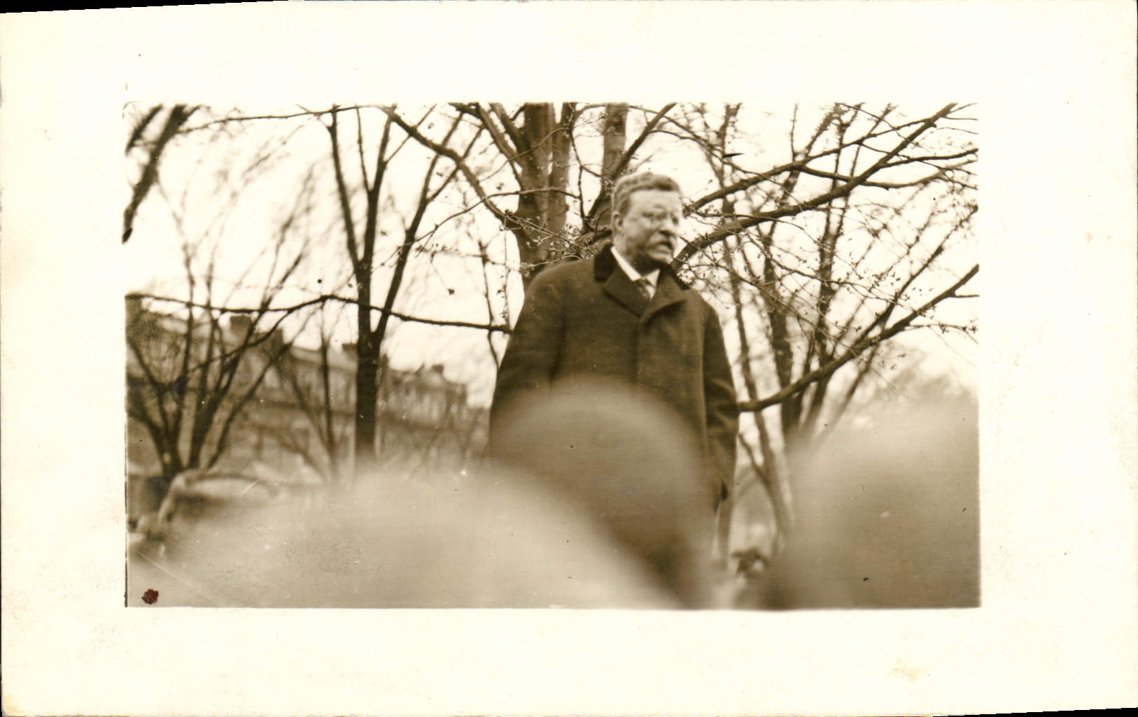 Portrait d'un homme — en extérieur, hiver — éditeur inconnu, n° de série non visible