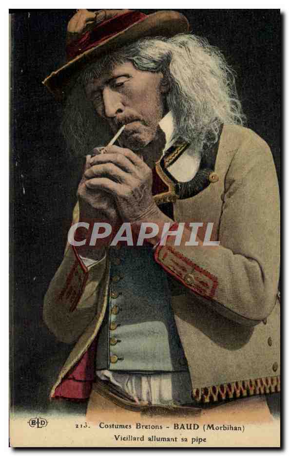 CPA Folklore Tabac Costumes Bretons Baud Vieillard allument sa pipe