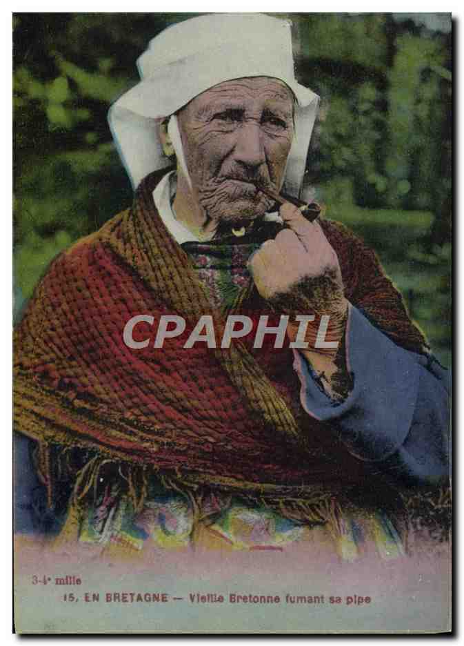 CPA Folklore Tabac Vieille bretonne fumant sa pipe