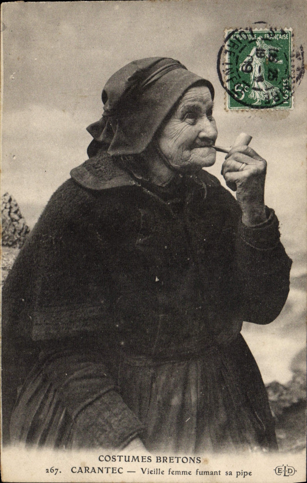 CPA Folklore Tabac Carantec Vieille femme fumant sa pipe