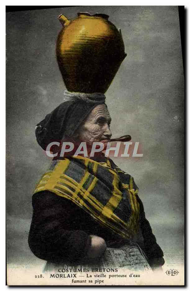 CPA Folklore Tabac Morlaix La vieille porteuse d'eau fumant sa pipe