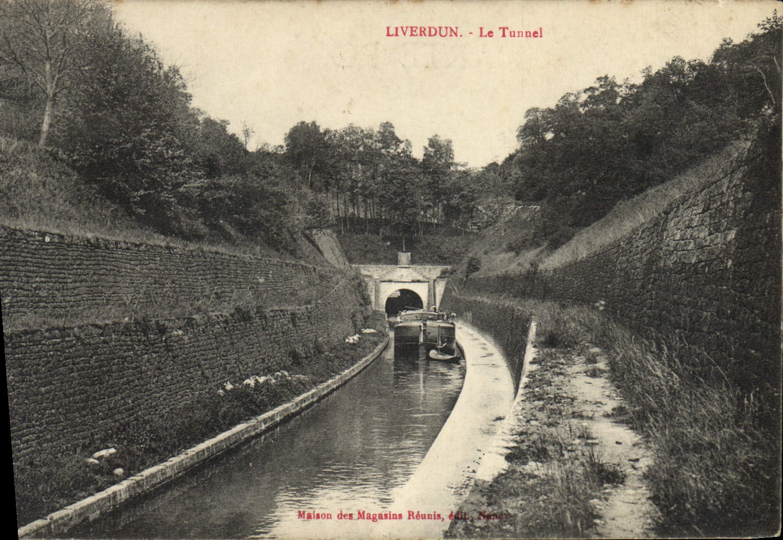 Liverdun - Le Tunnel — vue du canal avec bateau à l'entrée d'un tunnel, éditeur Maison des Magasins Réunis, Nancy - Recto