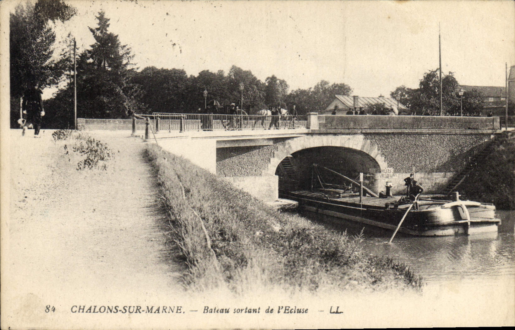 Chalons-sur-Marne — Bateau sortant de l'Ecluse — LL
