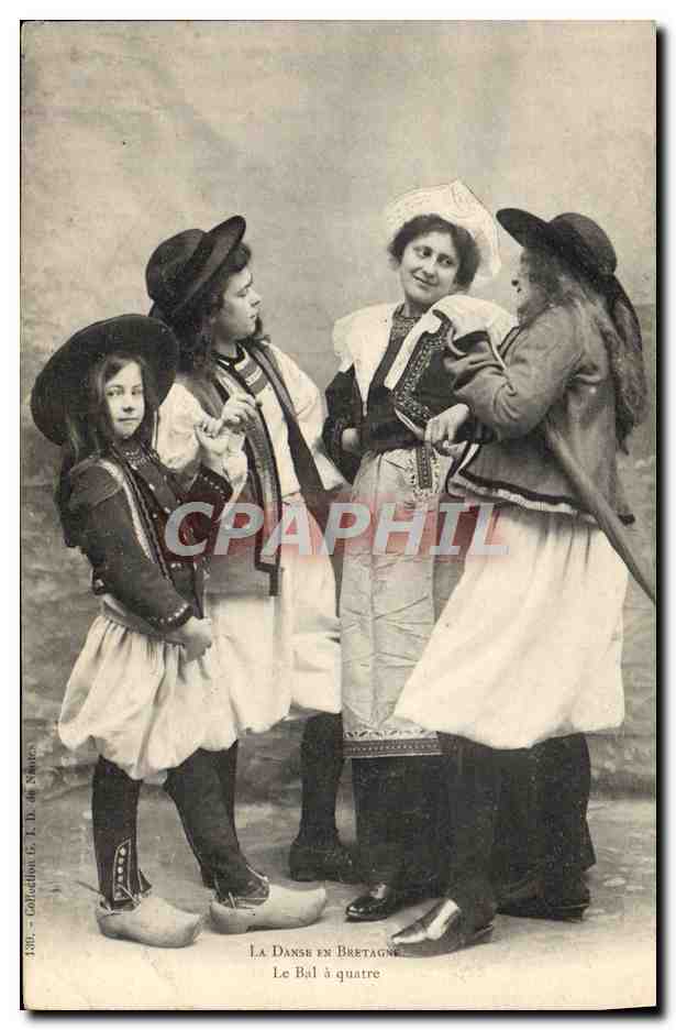 CPA Folklore La danse en Bretagne Le bal a quatre 