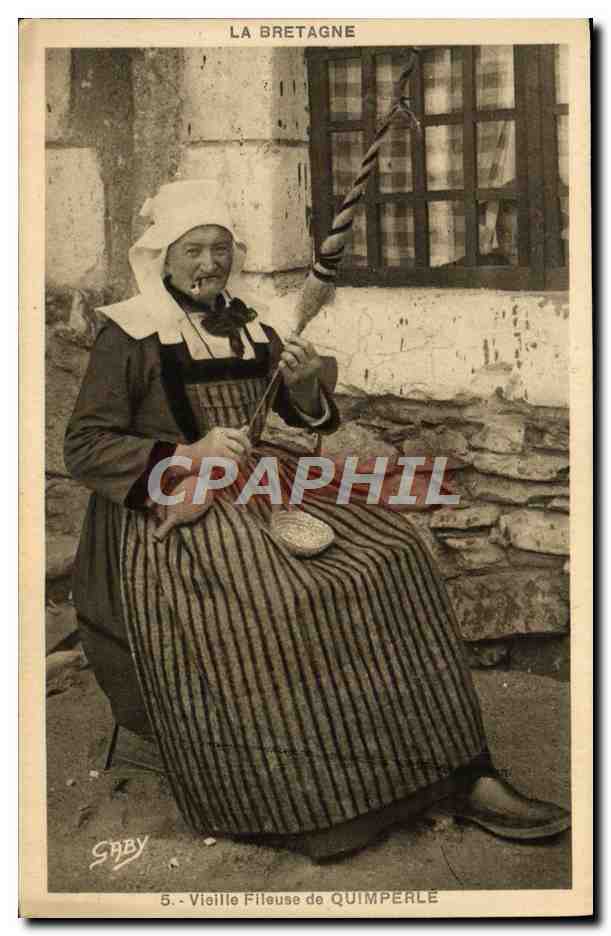 CPA Folklore Bretagne Vieille fileuse de Quimperle 