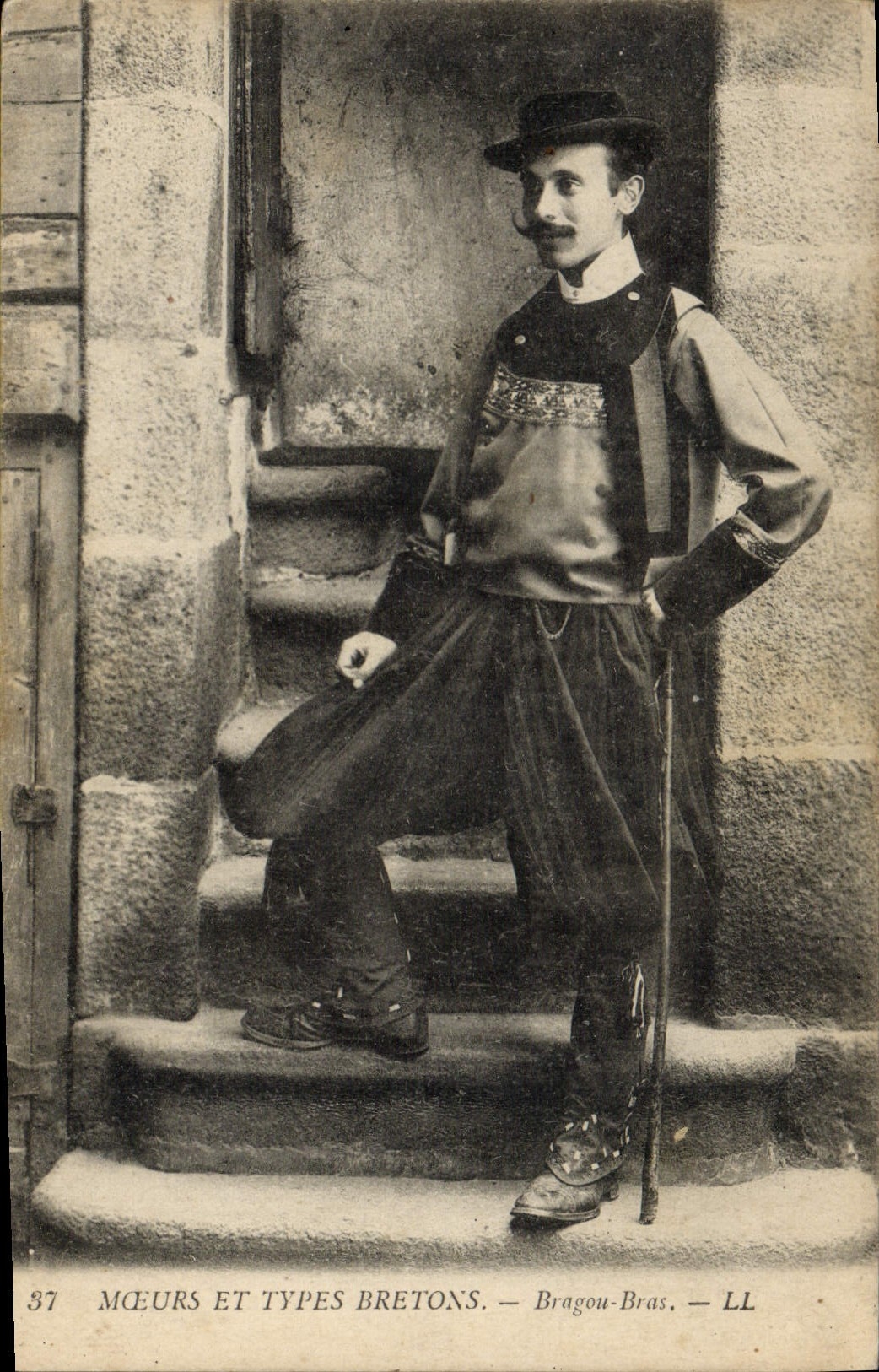 CPA Folklore Bretagne Bragou Bras 