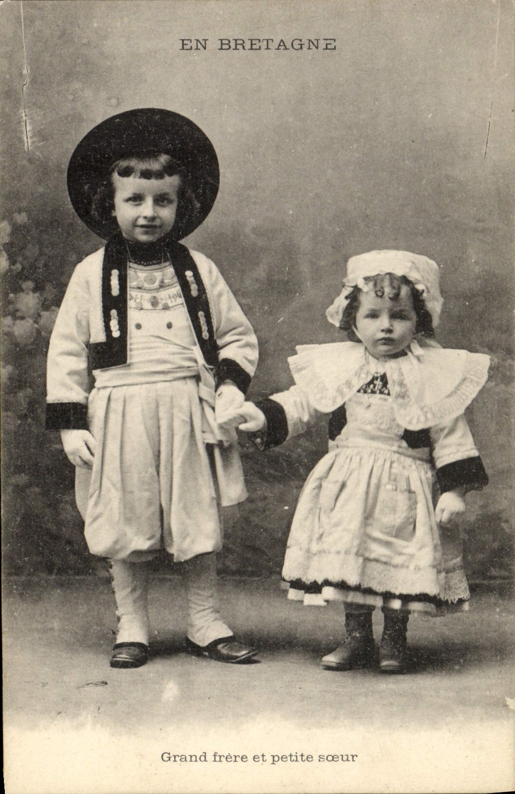 CPA Folklore Bretagne Grand frere et petite soeur 
