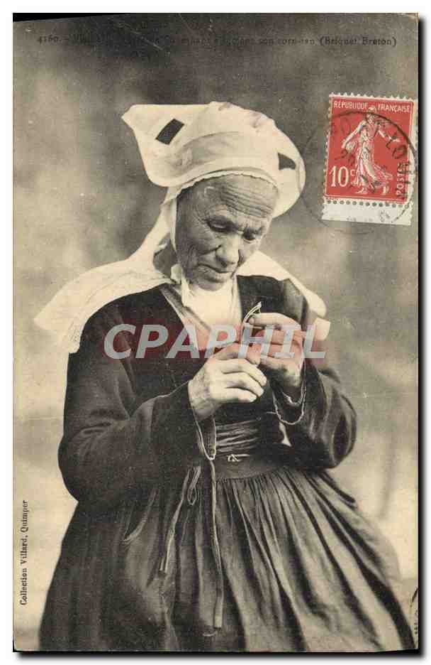 CPA Folklore Tabac Vieille femme de Fouesnant fumant son corn tan Briquet Breton