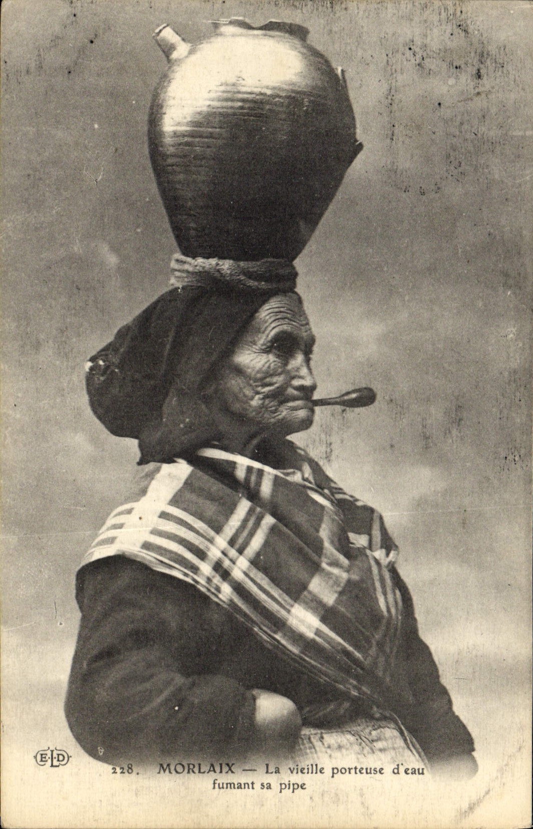 CPA Folklore Tabac Morlaix La vieille porteuse d'eau fumant sa pipe
