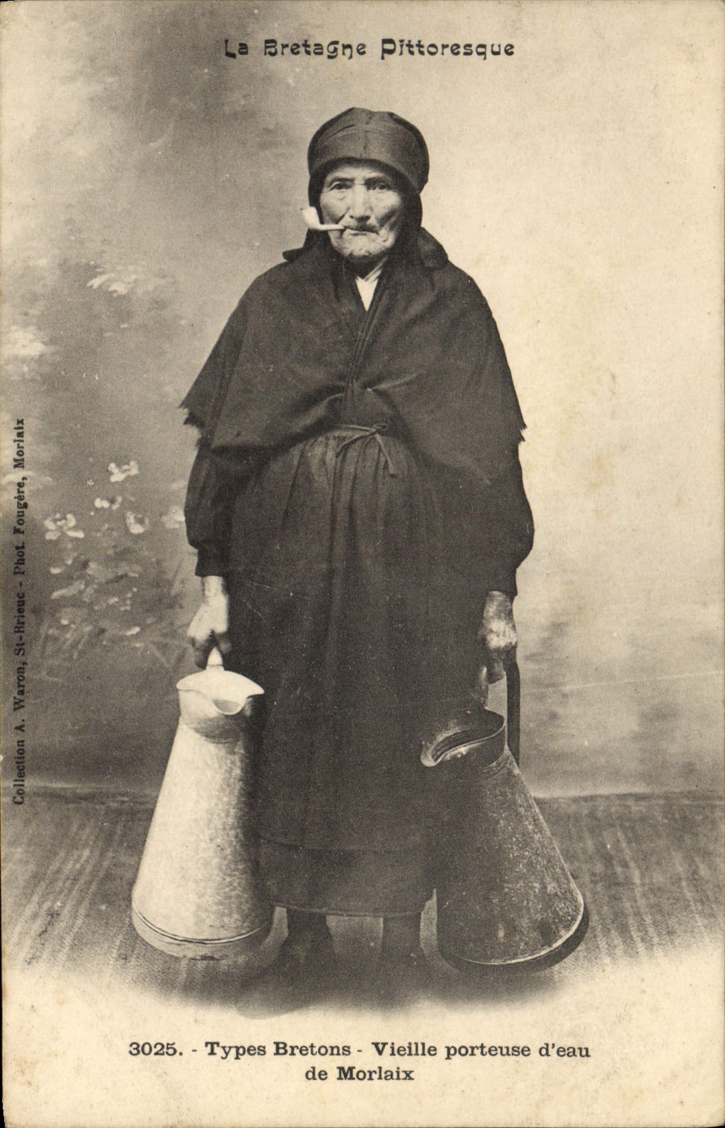 CPA Folklore Tabac Bretagne Types bretons Vieille porteuse d'eau de Morlaux 