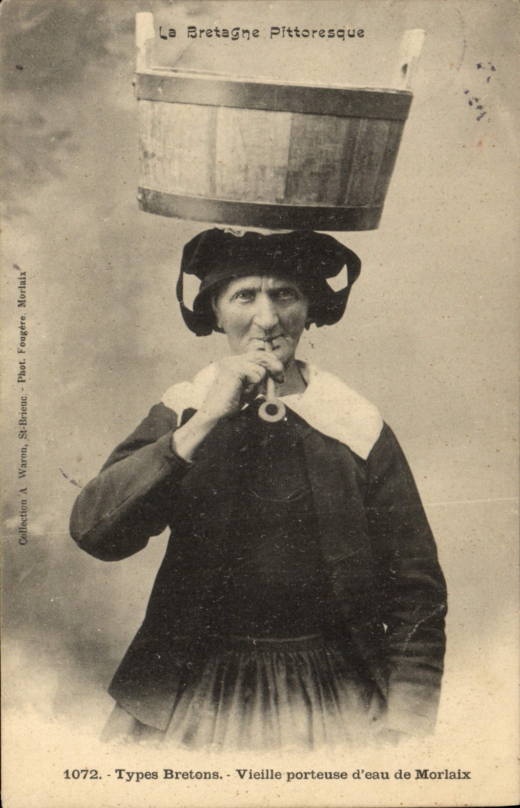 CPA Folklore Tabac Bretagne Types bretons Vieille porteuse d'eau de Morlaix 