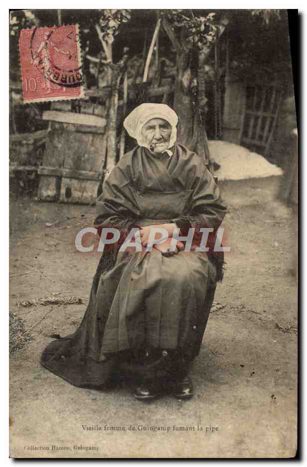 CPA Folklore Tabac Vieille femme de Guingamp fumant sa pipe