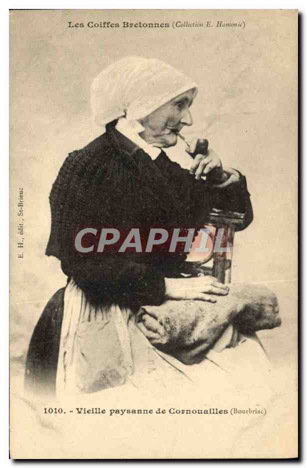 CPA Folklore Tabac Coiffes bretonnes Vieille paysanne de Cornouailles Bourbriac