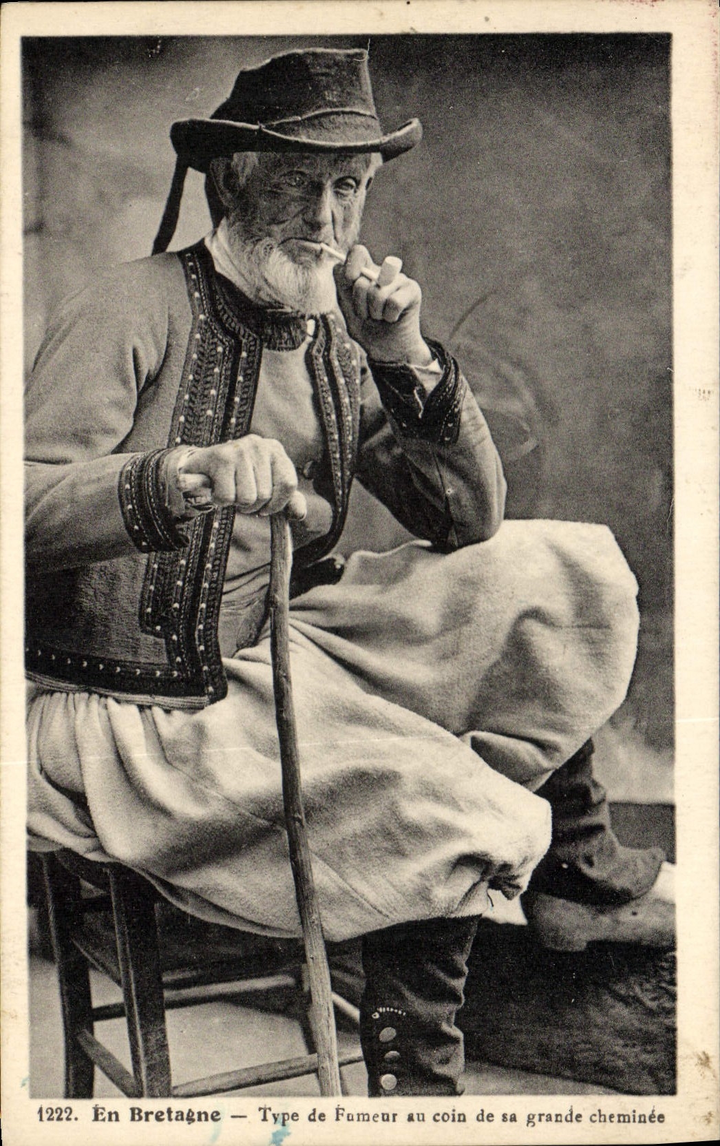 CPA Folklore Tabac Bretagne Type de fumeur au coin de sa grande cheminee