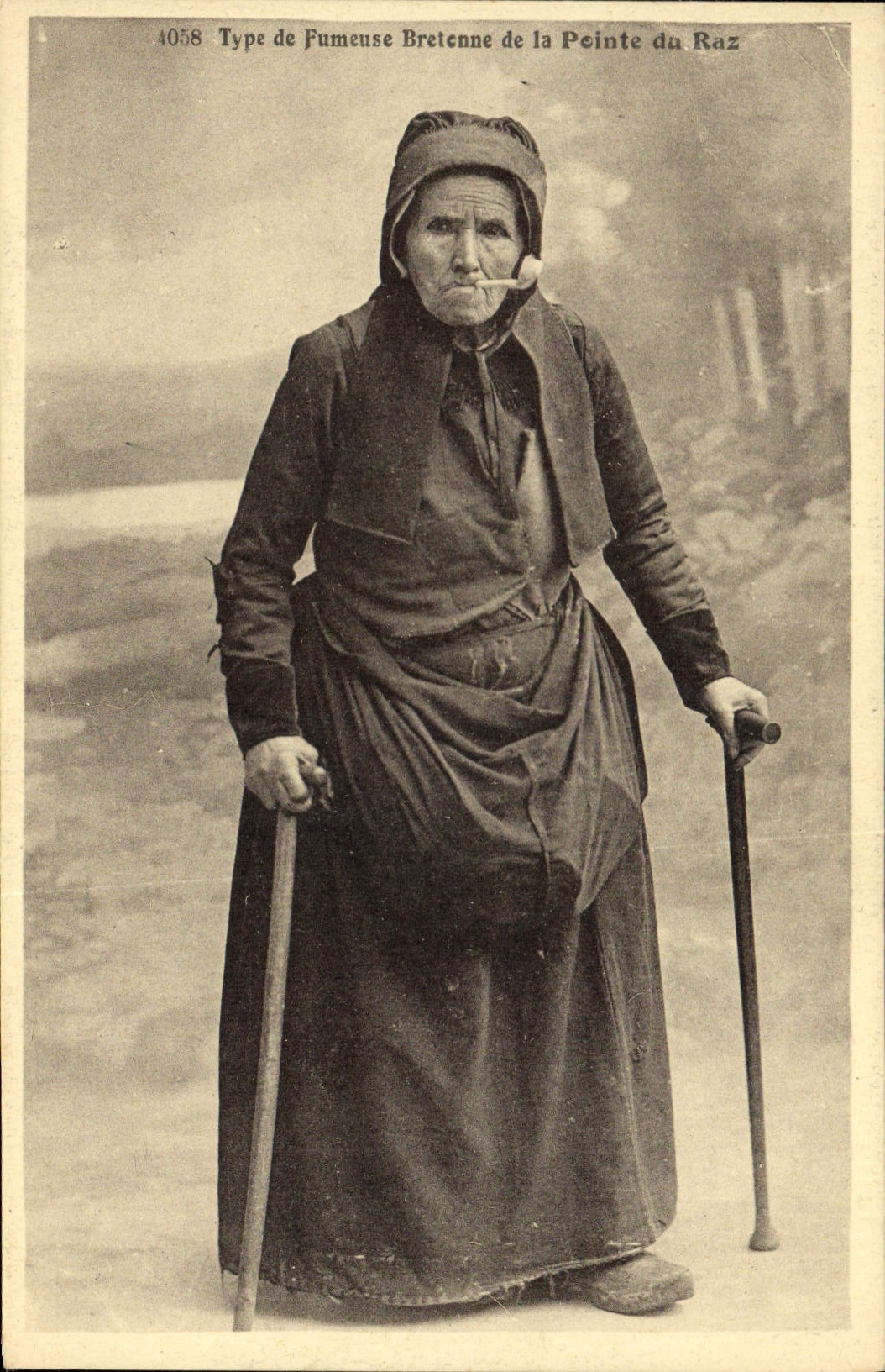 CPA Folklore Tabac Type de fumeuse bretonne de la Pointe du Raz 