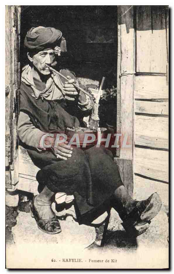 CPA Folklore Tabac Kabylie Fumeur de Kit Algerie