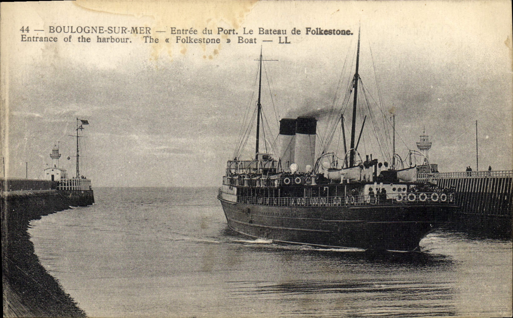 Boulogne-sur-Mer — Entrée du Port — Le Bateau de Folkestone — LL