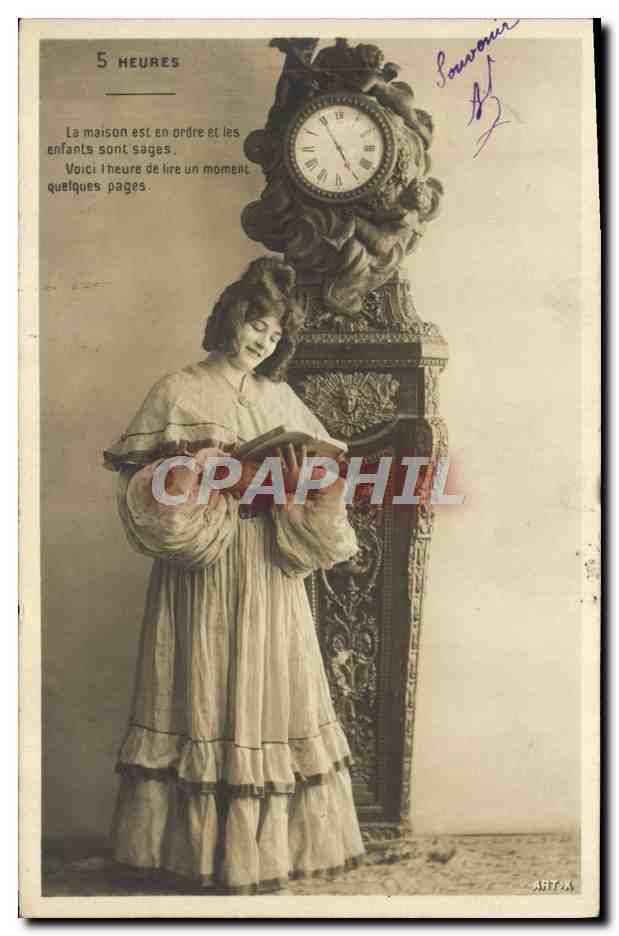 Femme lisant à côté d'une horloge — 5 HEURES — éditeur ART X