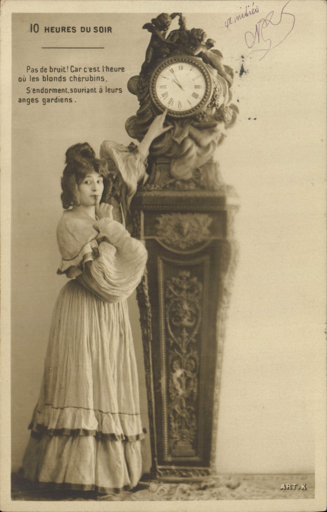 Femme à côté d'une horloge — 10 HEURES DU SOIR — ART.K