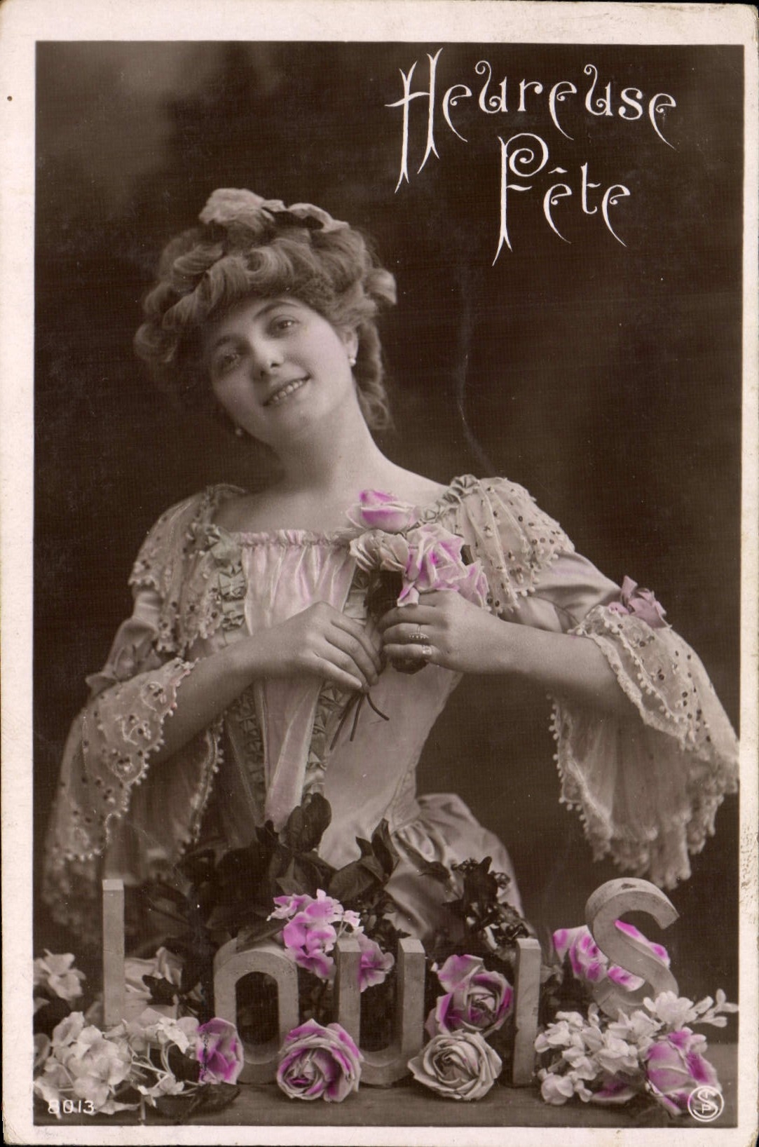 Femme en robe à volants — roses et lettres 'LOUIS' — éditeur S, n° 8.13