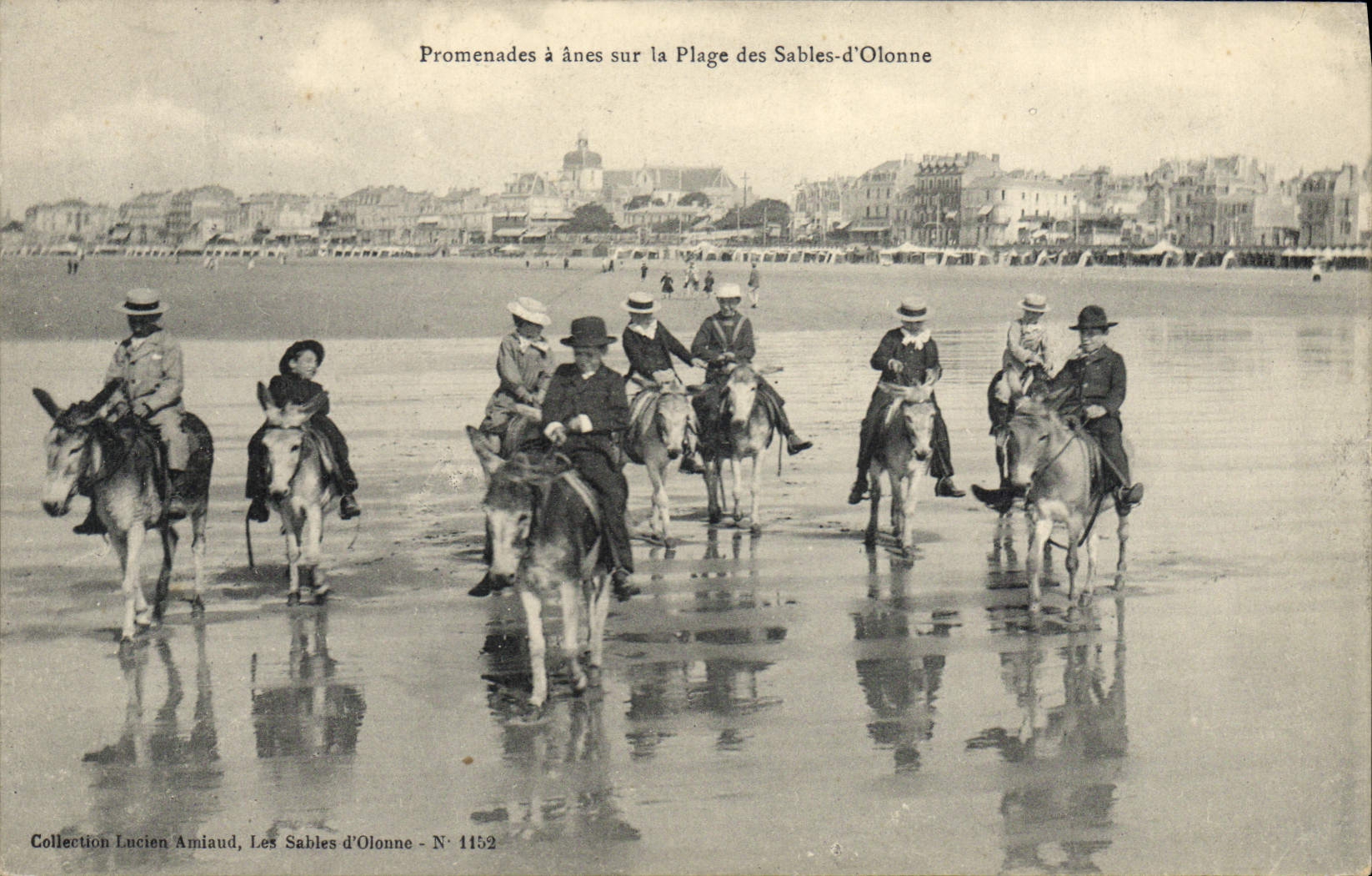 CPA Ane Mule Promenades a anes sur la plage des Sables d'Olonne 