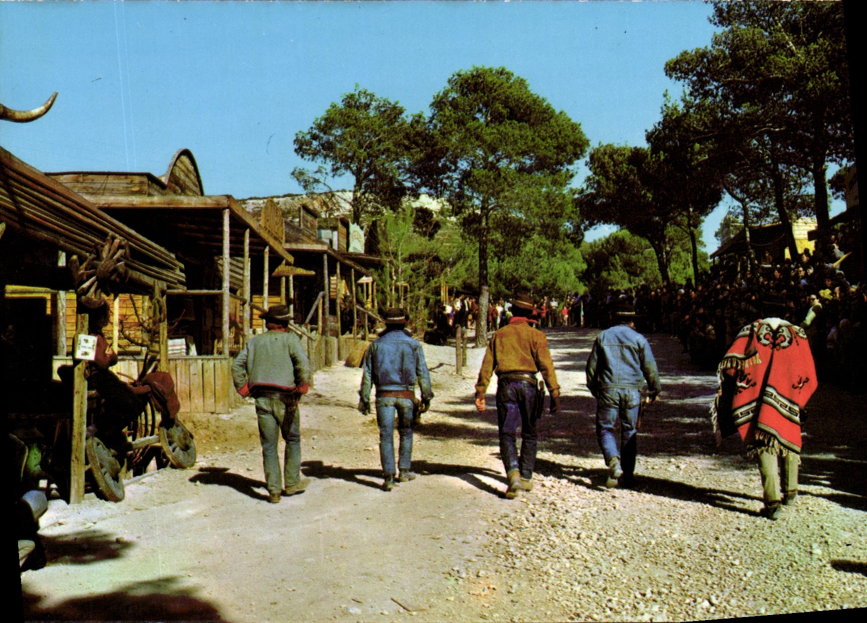CPM Far West Cow Boy Western village Ok Corral Cuges les pins Les professionnels remontant la main street