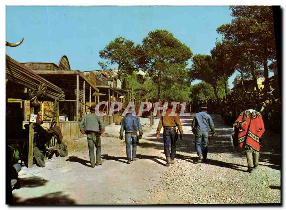 CPM Far West Cow Boy Western village Ok Corral Cuges les pins Les professionnels remontant la main street