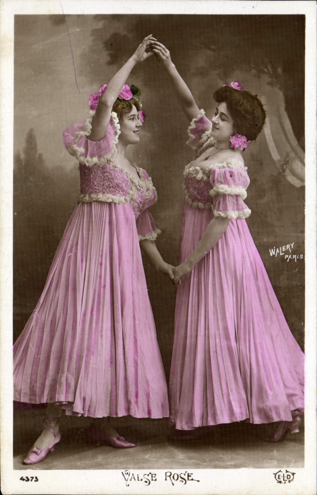 Zwei Tänzerinnen in rosa Kleidern — Rose Waltz — Walery, Paris, n° 4373