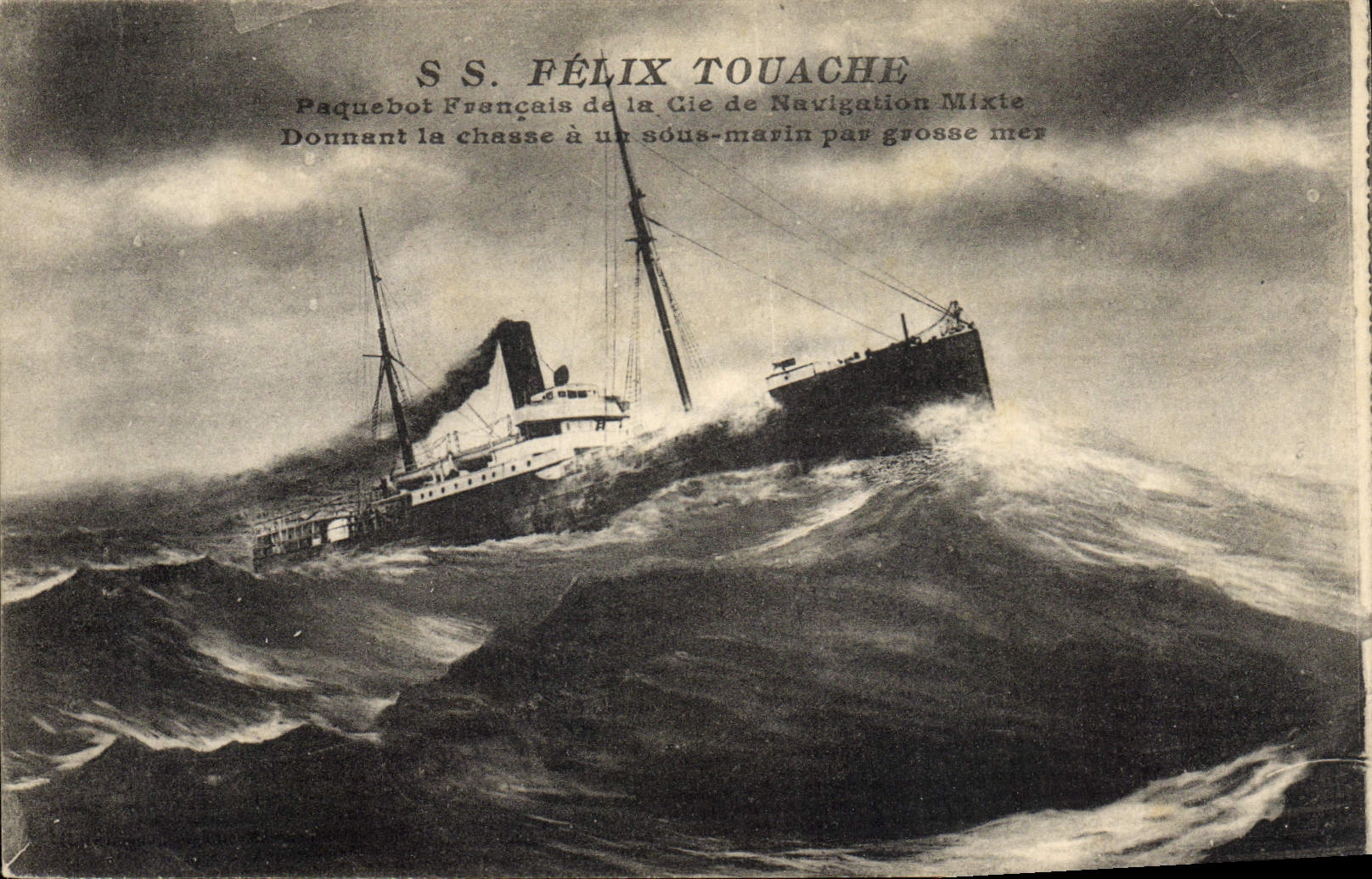 S.S. FÉLIX TOUACHE — Paquebot Français de la Cie de Navigation Mixte chassant un sous-marin par grosse mer — éditeur non visible