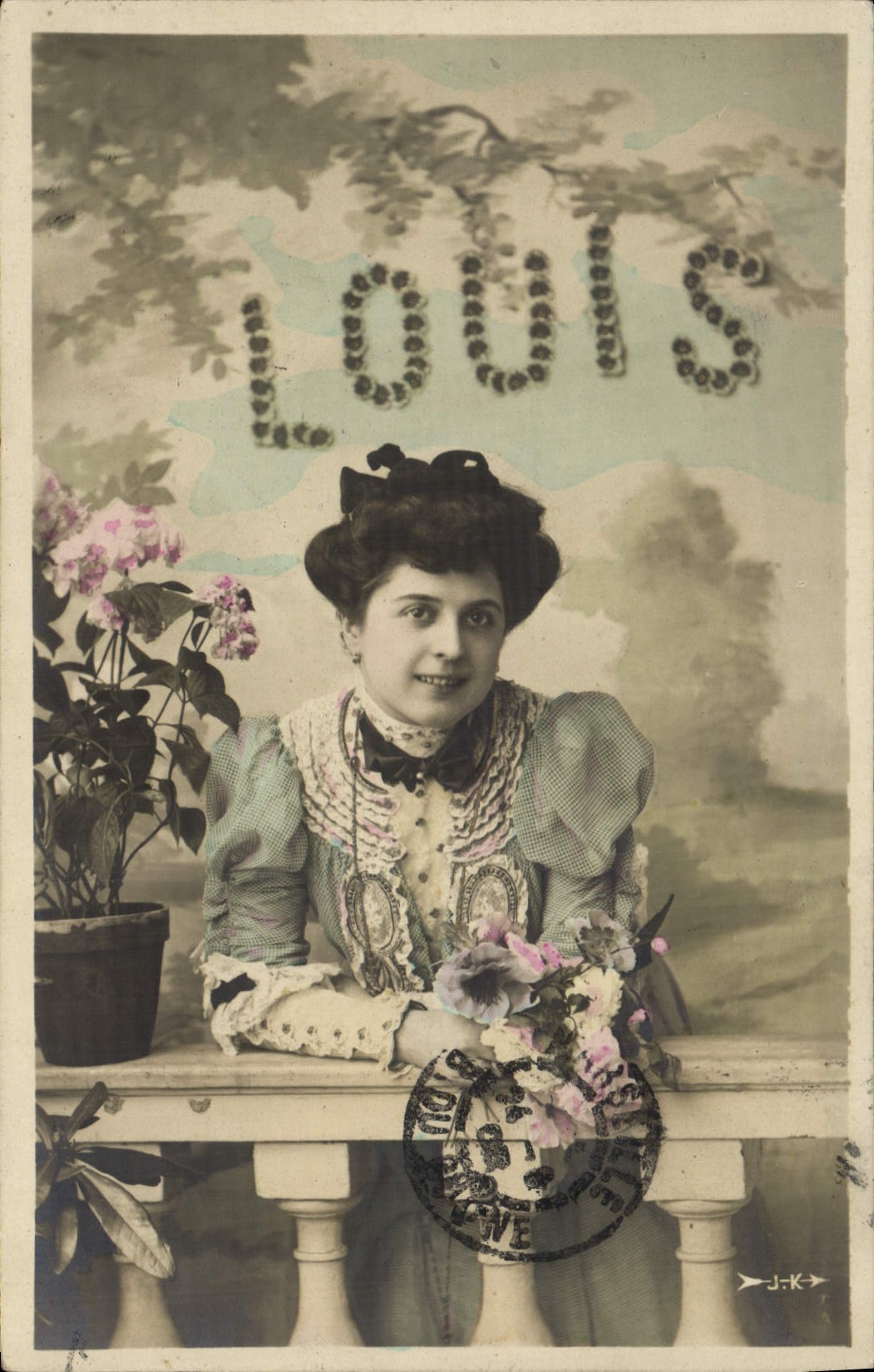 Jeune femme — décor floral et lettres 'LOUIS' — J.-K. (éditeur)