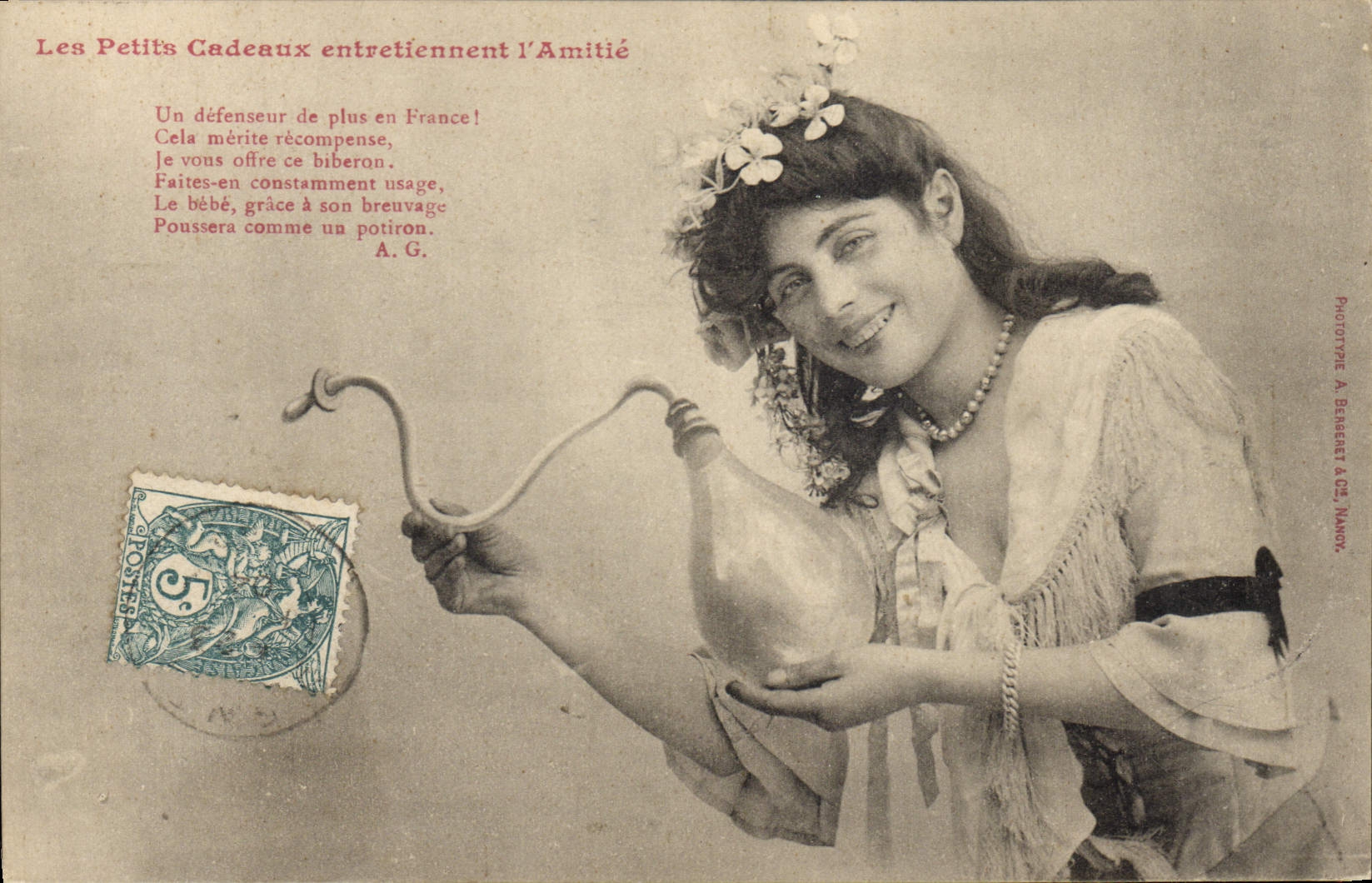 Femme avec biberon — publicité pour 'Les Petits Cadeaux entretiennent l'Amitié' — Phototype A. Bessagnet à NANCY