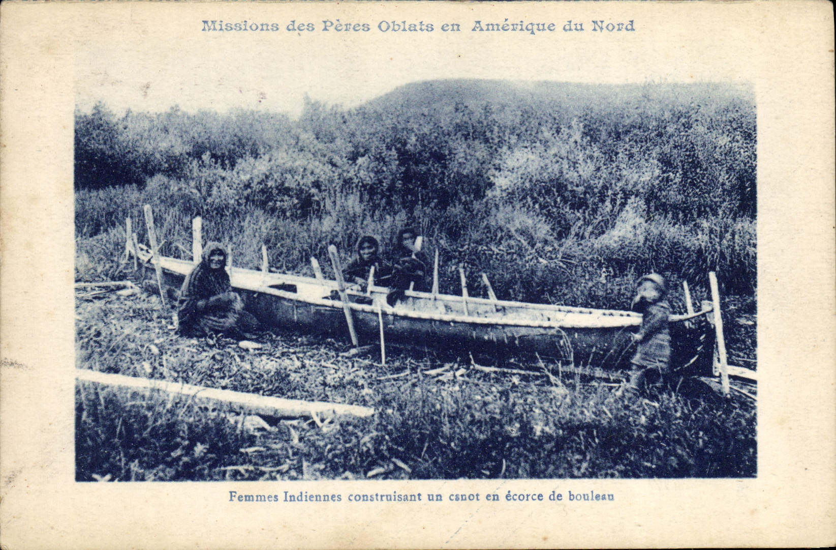 CPA Far West Cow Boy Indiens Missions des Peres Oblats en Amerique du Nord Femmes indiennes construisant un canot