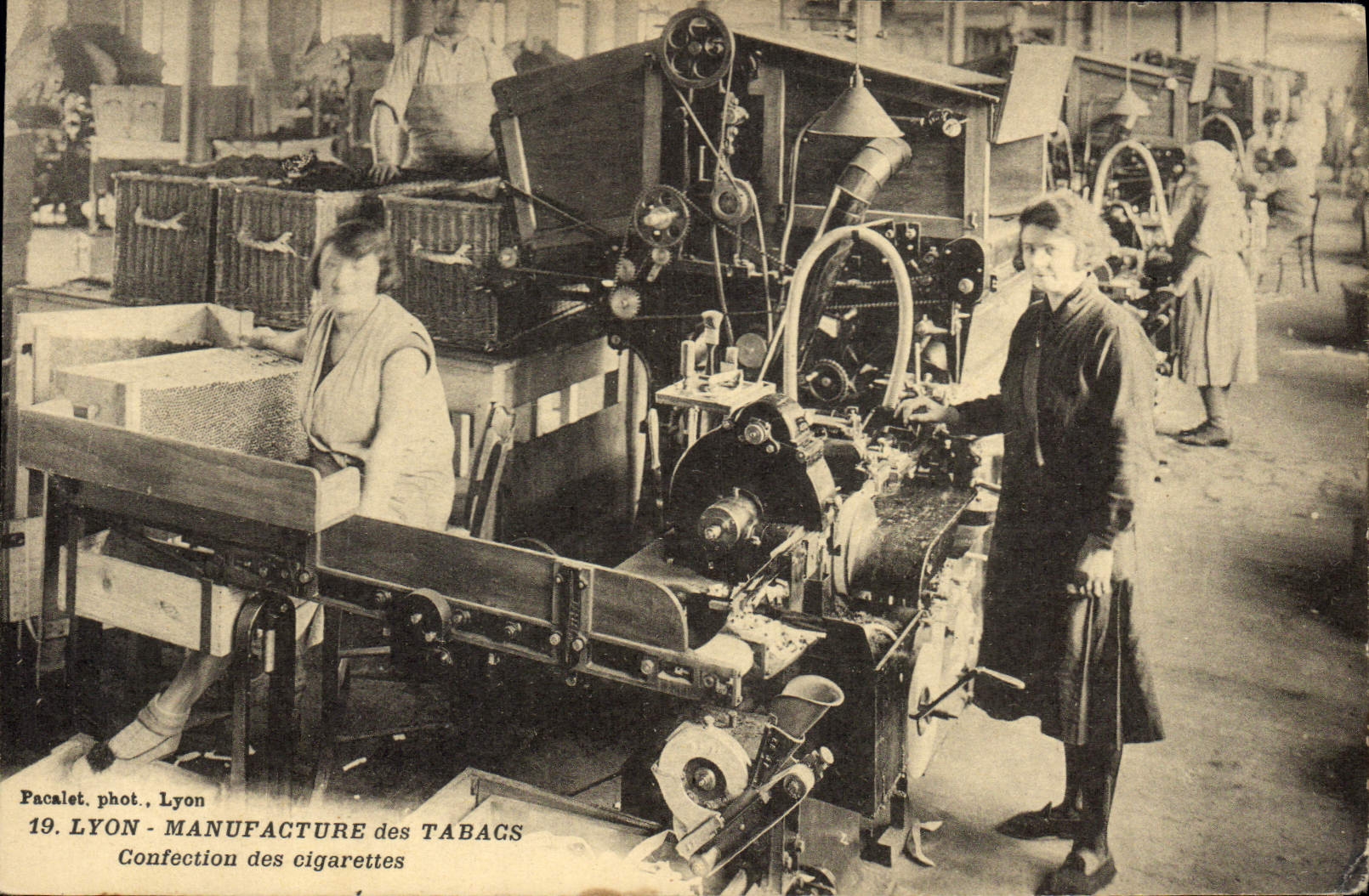 LYON — Manufacture des Tabacs — Confection des cigarettes — Pacalet, phot. Lyon