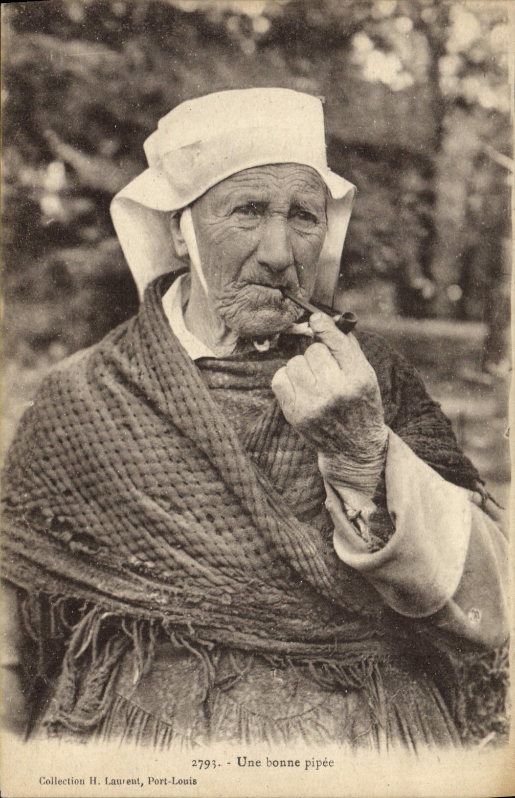 CPA Foklore Tabac Femme Une bonne pipee 