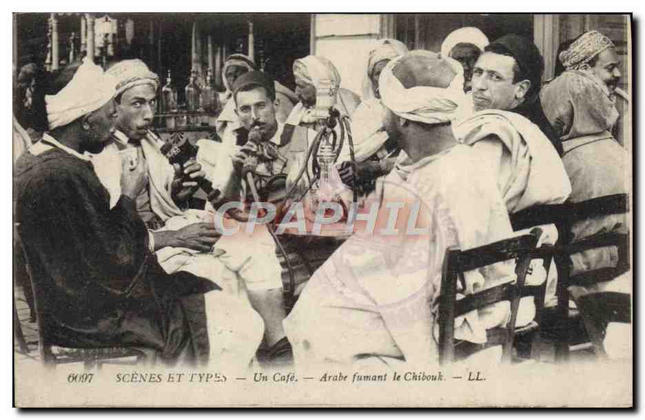 CPA Foklore Tabac Un cafe Arabe fumant le Chibouk 